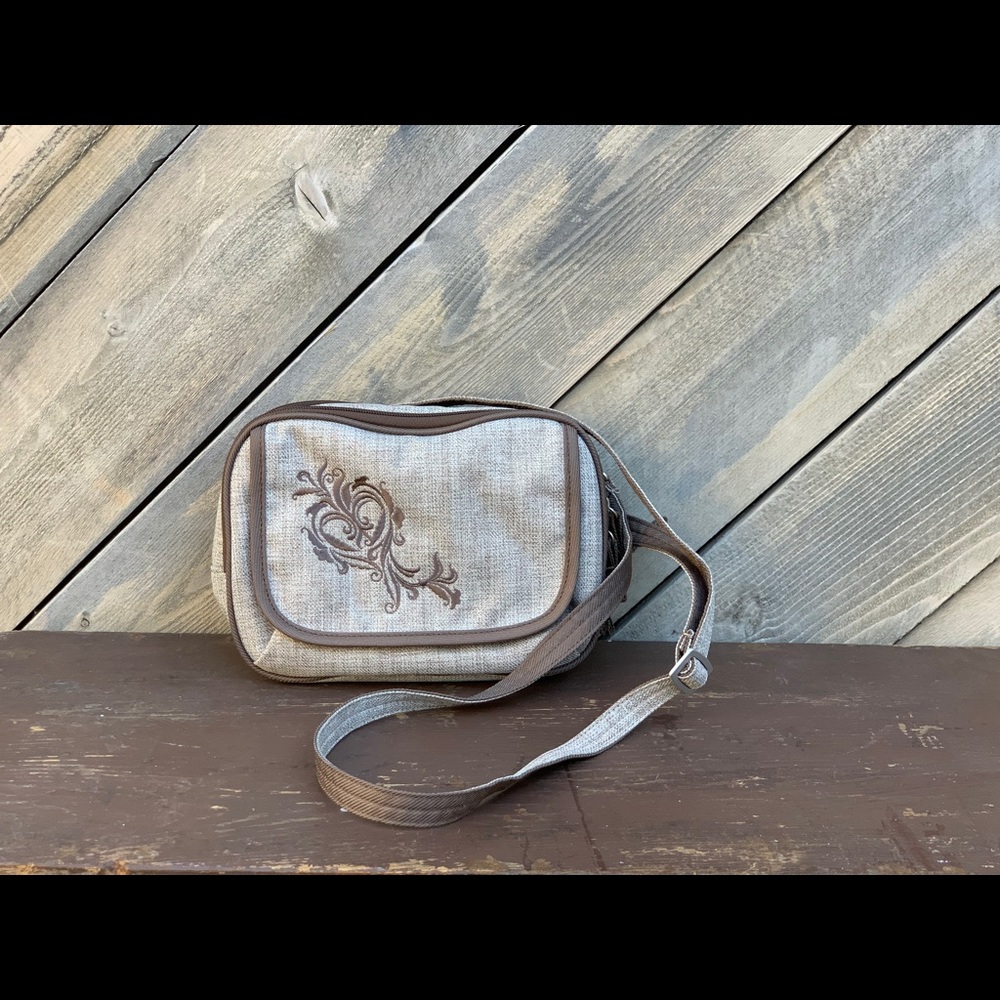 REI crossbody purse. Great condition! Multiple compartments.